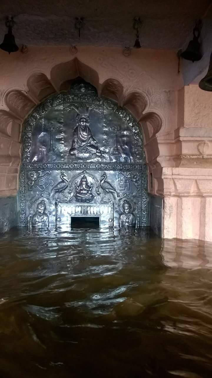 कृष्णा नदीचे वाढलेले पाणी येथील दत्त मंदिरात शिरले आहे.