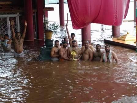 नदीच्या पाण्याची वाढ पाहता नृसिंहवाडी येथील दत्त मंदिरात आज सोमवार दि.11 जुलै 16 रोजी सकाळी 10 ते 11 च्या दरम्यान दक्षिणद्वार सोहळा झाला.