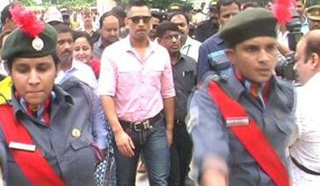 धोनी या अकादमीचा प्रशिक्षक आणि मेंटर आहे.
