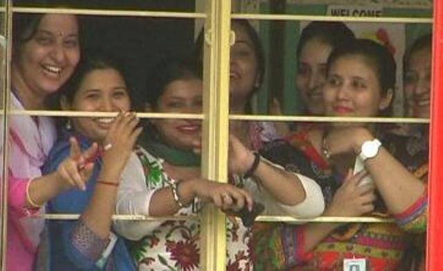 कॅप्टन कूलला पाहण्यासाठी मुली आणि महिलांनीही गर्दी केली होती.