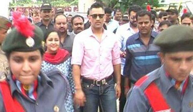अभ्यास करताना आपण कधी भारतीय संघाचे कर्णधार होऊ, असा विचारही केला नव्हता, असं धोनीने एका विद्यार्थ्याच्या प्रश्नाला उत्तर देताना सांगितलं.