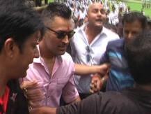 धोनीचा वाराणसी दौरा, चाहत्यांची गर्दी