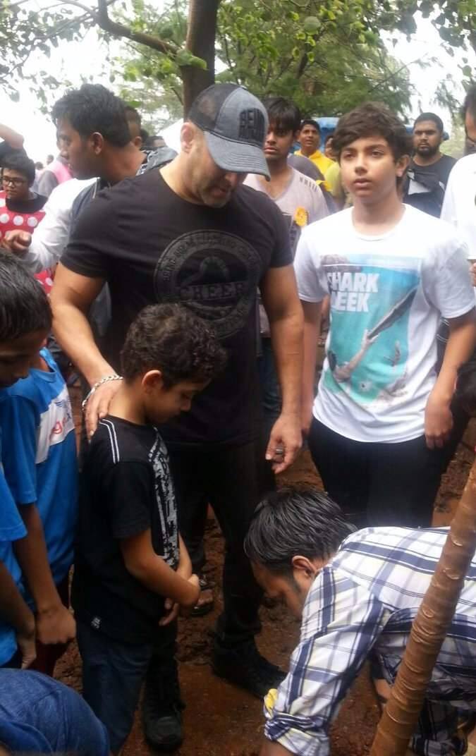 सलमानने महाराष्ट्र शासनाच्या 2 कोटी वृक्ष लावण्याच्या अभियानाला पाठिंबा असल्याचं सांगितलं.