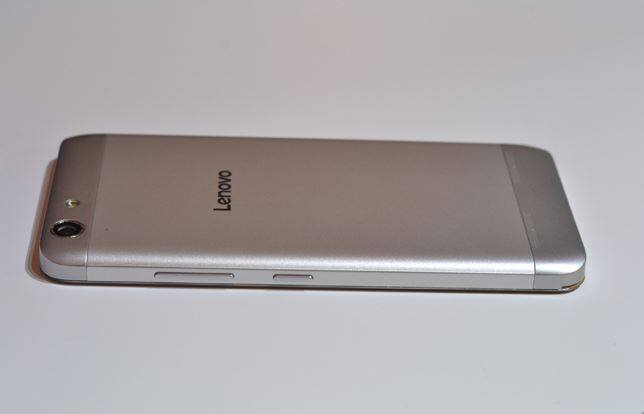 लेनोव्हो वाईब के 5 प्लस बाजारात गोल्ड आणि सिल्वर कलरमध्ये उपलब्ध आहे.