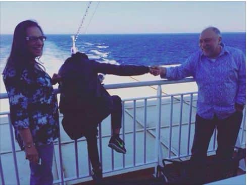 मोबीन आणि बट्टने ठरवल्याप्रमाणे तिने सर्वस्थळांना एकट्यानेच भेटी दिल्या.