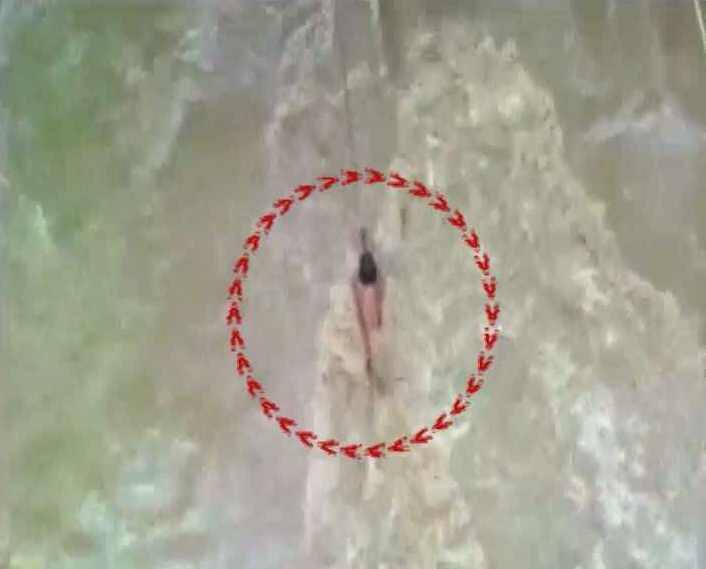 तरुणाला वाचवण्यासाठी बचाव पथकाने एक दोर सोडला. हा जगण्याच्या आशेने त्या तरुणाने हा दोर पकडला. 