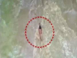 Young Man Swept Into Ghadawali River In Rajasthan बचाव पथकाने सोडलेला दोर तरुणाच्या हाती आला, पण...