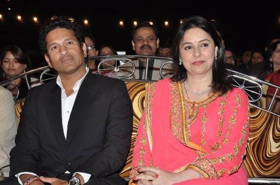 भारतीय क्रिकेटचा देव समजल्या जाणाऱ्या मास्टर ब्लास्टर सचिन तेंडुलकर आपली पत्नी अंजलीपेक्षा 6 वर्षांनी लहान आहे. सचिनचे लग्न 1995 साली झाले. त्याला दोन मुलेही आहेत.