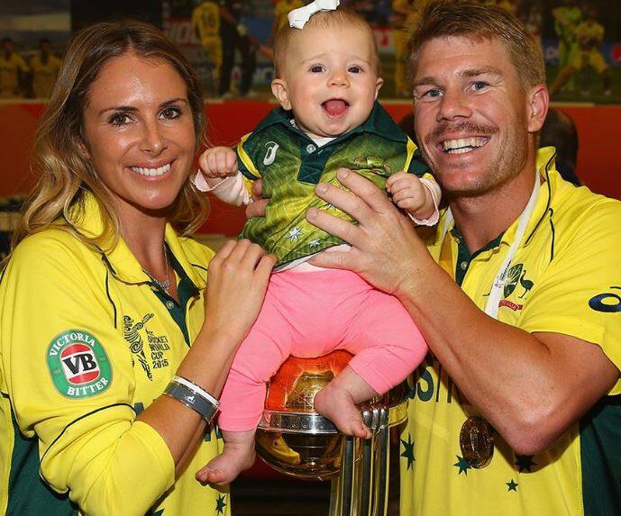 ऑस्ट्रेलियन क्रिकेट संघाचा सलामीवीर फलंदाज आणि आयपीएलच्या 9 व्या सीझनमध्ये हैदराबाद संघाला आपल्या धडाकेबाज खेळीने विजय मिळवून देणारा डेविड वॉर्नर हा आपली पत्नीपेक्षा 1.5 वर्ष लहान आहे. काही दिवस लिव्ह-इन रिलेशनशिपमध्ये राहिल्यानंतर 2015मध्ये लग्न केले.