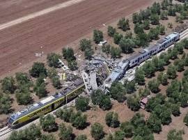 Italy Train Crash Head On Collision Between Two इटलीत दोन ट्रेनची समोरासमोर धडक, 10 प्रवासी मृत्युमुखी