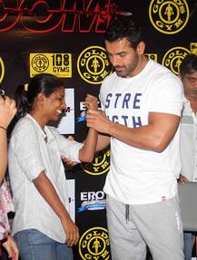 जॉन आणि वरुण धवनची धमाल-मस्ती, जीममध्ये 'ढिशूम'चं प्रमोशन!