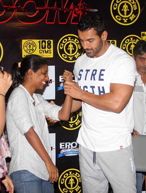 सिनेमाच्या प्रमोशनसाठी दोघेही मुंबईच्या गोल्ड जिममध्ये पोहचले. 