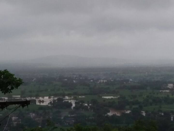 गडहिंग्लजच्या भडगाव पुलावर पाणी आल्यानं महाराष्ट्राचं दक्षिणेचं टोक असलेल्या चंदगड तालुक्याशी संपर्क तुटला आहे. (फोटो सौजन्य: नागेश कागे, महेश कोरी आणि प्रसाद सभासद, गडहिंग्लज)