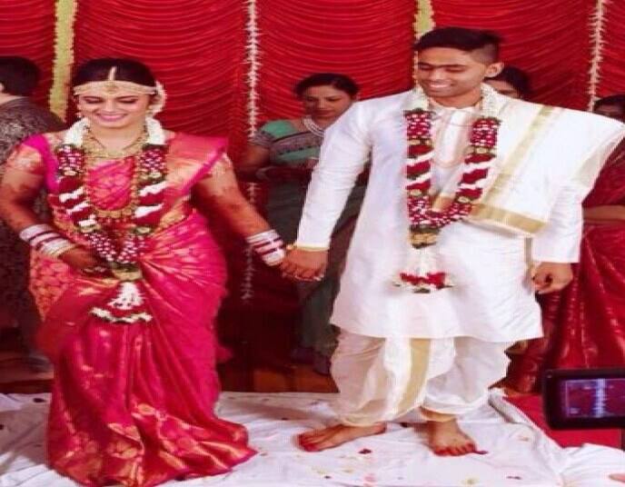 सूर्य कुमार यादव आपली गर्लफ्रेंड देविशा हिच्यासोबत विवाहबंधनात अडकला आहे.