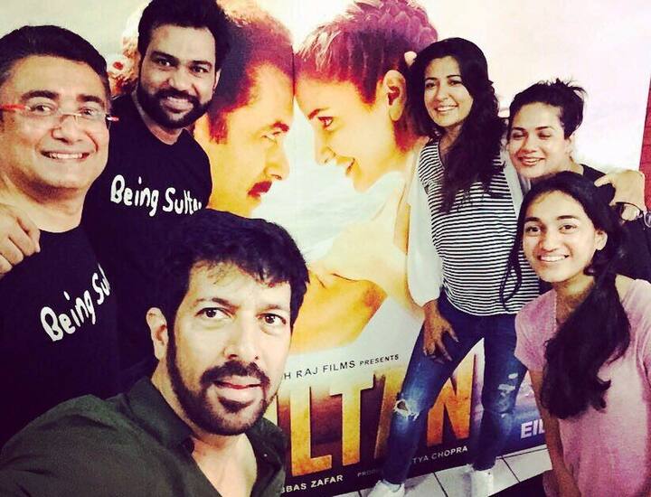 कतरिनाने दिग्दर्शक कबीर खान, मीना माथुर, 'सुलतान'चे दिग्दर्शक अली अब्बास जाफर यांच्यासोबत स्क्रीनिंगला हजेरी लावली. कबीर खानची पत्नी मीना माथुरने ट्विटरवर फोटो शेअर केला आहे. 