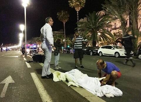 फ्रान्सच्या नीस हल्ल्याचे सुन्न करणारे फोटो