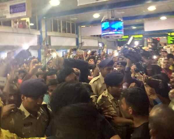 एका वाहिनीवर अनिल कपूरची मालिका सुरु होत आहे. त्यासाठी अनिल कपूरने चर्चगेट स्टेशनवरुन शुटिंगसाठी परवानगी मागितली होती. त्याला रेल्वेने परवानगी दिली होती.