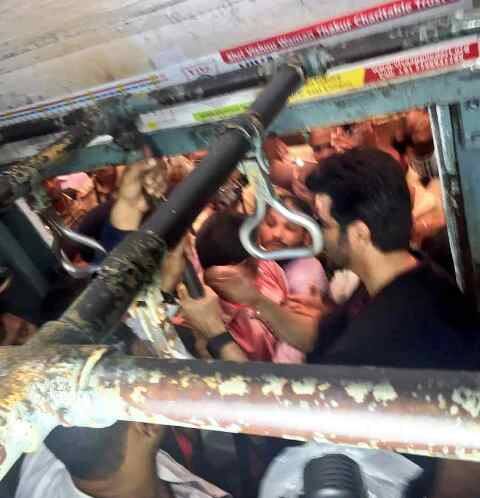 मात्र परवानगी देताना रेल्वेने प्लॅटफॉर्म आणि रेल्वेमध्ये शुटिंग करण्यास मान्यता दिली होती. पण अनिल कपूरने फुटबोर्डवर चढून, लटकत स्टंटबाजी केली. इतकंच नाही तर चालत्या ट्रेनमधून लटकताना दिसला. त्यामुळे रेल्वेने यावर आक्षेप घेत, त्याला नोटीस पाठवली आहे. 