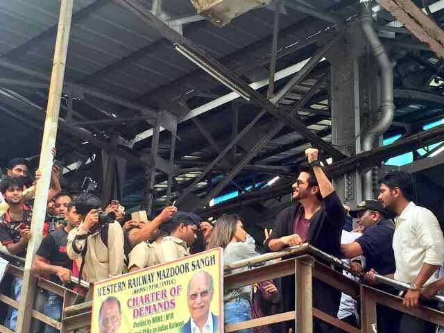 रेल्वेच्या छतावरुन, फुटबोर्डला लटकत प्रवास करणाऱ्यांवर रेल्वे कारवाई करते.  त्यामुळे अनिल कपूरच्या या स्टंटबाजीमुळे तरुणांना प्रोत्साहन मिळू शकतं. म्हणून रेल्वेने अनिल कपूरला नोटीस धाडली आहे. 