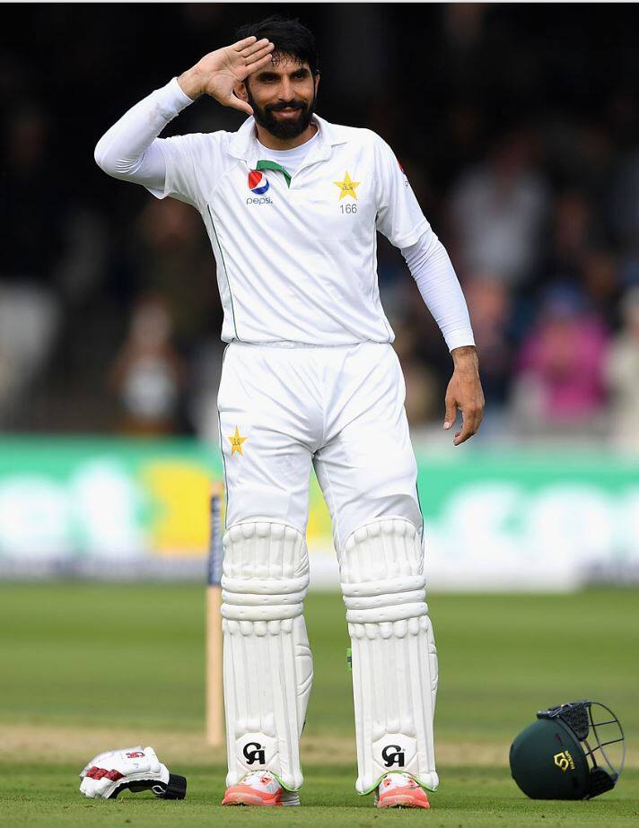 यानंतर त्याने ड्रेसिंग रुममध्ये बसलेल्या त्याच्या सर्व खेळाडूंना सॅल्यूट करुन अभिवादन केलं.