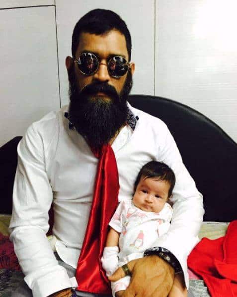 यावेळी धोनीने मुलगी झिवा सोबत आपला दाढीवाला फोटो शेअर केला आहे.