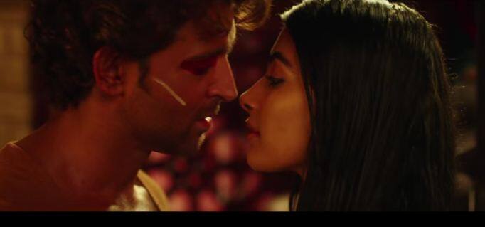 यामध्ये मुख्य भूमिकेत असलेली पूजा हेगडे आणि हृतिकचा रोमँटिक अंदाज पाहायला मिळत आहे.