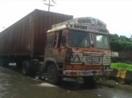 सीलबंद कंटेनरमध्ये जीवंत माणूस सापडल्याने खळबळ