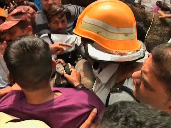 पोलिसांना शेवटी खाकीचा वापर करुन जमावाला हटवावं लागलं. 