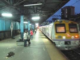 Lady Injured By Drug Addict At Dadar Station मुंबईत रेल्वे स्टेशनवर गर्दुल्याचा तरुणीवर चाकूहल्ला
