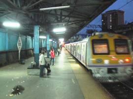 मुंबईत रेल्वे स्टेशनवर गर्दुल्याचा तरुणीवर चाकूहल्ला मुंबईत रेल्वे स्टेशनवर गर्दुल्याचा तरुणीवर चाकूहल्ला