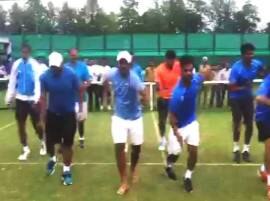Watch Leander Paes Rohan Bopanna Dance To Katrina Kaifs Tunes After Davis Cup Win डेव्हिस कपमधील विजयानंतर पेस, बोपण्णाचा कतरिनाच्या गाण्यावर ठेका