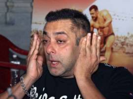 Salman Khan Clashes With Mumbai Airport Officials मुंबई विमानतळावर सलमान खानची कर्मचाऱ्यांशी बाचाबाची
