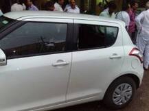 गाडीची काच फोडून 54 लाख रुपये लंपास