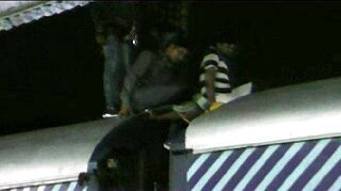 अशा प्रवासांमुळे मोठ्या दुर्घटना होत आहेत. त्यामुळे प्रवाशांनी देखील या थरारक प्रवासापासून दूर राहणं गरजेचं आहे.