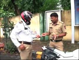 हेल्मेट सक्तीची पोलखोल, 'माझा'च्या कॅमेऱ्यामुळे पोलिसाकडून दंड वसूल Helmet Comparison In Nagpur हेल्मेट सक्तीची पोलखोल, 'माझा'च्या कॅमेऱ्यामुळे पोलिसाकडून दंड वसूल