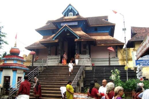 जेव्हा ही घटना घडली तेव्हा करुण नायर केरळमधील अरणमुलाला मंदिरात 'वल्ला साड्या'मध्ये सहभागी होण्यासाठी गेला होता. 