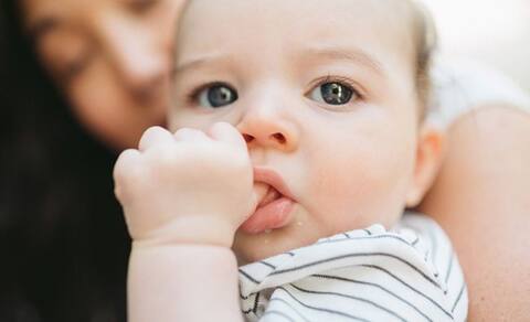 तुमच्या बाळाला हे करताना त्याला रागवू नका! तुमच्या बाळाला हे करताना त्याला रागवू नका!
