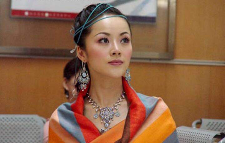 शेन ली : ट्रान्ससेक्श्यूअल सिंगर, मॉडेल आणि चीनी अॅक्टरेस ली 2004मधील ब्यूटी पीजेंटमध्ये सहभागी झाल्याने प्रसिद्धीच्या झोतात आली.