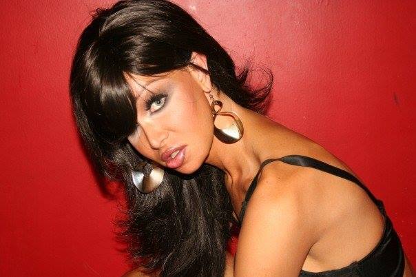 नीना आर्सेनॉल्ट : कॅनेडाची ही ट्रान्सजेंडर मॉडेल काहीकाळ सेक्सल ट्रेड वर्कर पण होती. तसेच ही थिएटर आर्टिस्टपण होती.