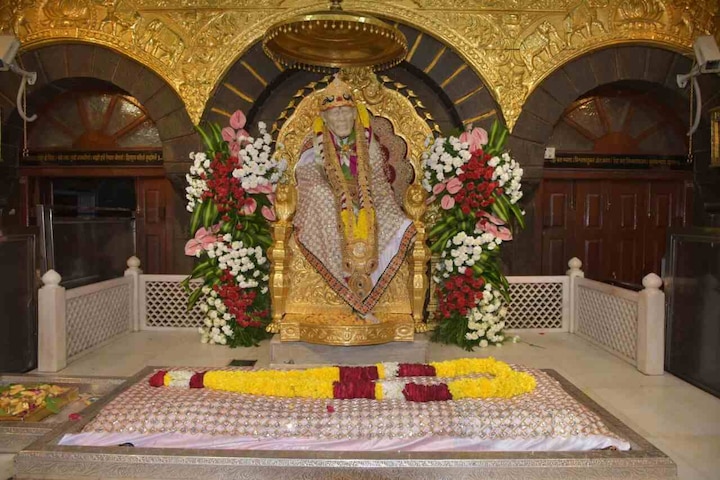 Hyderabad doctor donates gold crown worth Rs 33 lakh to Shirdi Saibaba temple Sai Baba News: हैदराबाद के डॉक्टर ने शिरडी साईं बाबा मंदिर में चढ़ाया 33 लाख का सोने का मुकट, जड़े हैं अमेरिकन डायमंड
