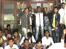 शैक्षणिक सुविधांच्या मागण्यांसाठी आदिवासी विद्यार्थ्यांचं आंदोलन