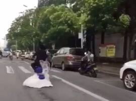 Wife Falls Down From Scooter Husband Goes Away Without Knowing VIDEO : नवरदेवाची बाईक सुसाट, वधू मागच्या मागे पडली