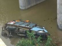 टेम्पो नदीत कोसळून तिघांचा मृत्यू