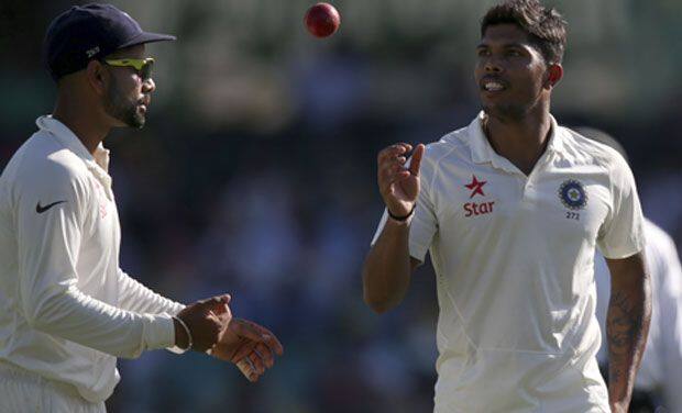 टीम कॉम्बिनेशन: विराट कोहली कसोटी कर्णधार झाल्यापासून प्लेईंग इलेव्हनमध्ये बदल पाहायला मिळाला आहे. कोहली 7-4 पेक्षा 6-5 या फॉर्म्युलावर भर देतो. पण मागील मालिकेत भारतानं 4 गोलंदाज खेळवले होते. त्यामुळे आता कोहली कोणत्या कॉम्बिनेशनला पसंती देणार हे पाहणं महत्त्वाचं आहे.