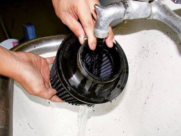 जर तुम्ही पावसाऴ्यात दूरच्या प्रवासाला निघाला असाल, तर पाण्याला प्यूरिफाय करणाऱ्या टॅबलेटस वापरावे. किंवा शुद्ध पाण्यासाठी पोर्टबल फिल्टर ठेवावा. कारण पावसाळ्यात 90% आजार हे दुषित पाण्यामुळेच प्रसारित होतात.