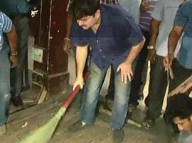 Aurangabad Actor Prashant Damle Cleans Drama Theater नाट्यगृहाच्या सफाईसाठी अभिनेता प्रशांत दामलेंच्या हाती झाडू