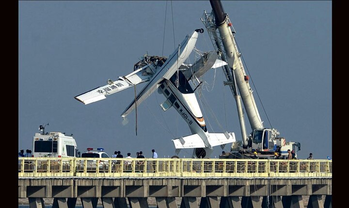विमानाचं संतुलन बिघडलं आणि ते थेट एका पुलावर जाऊन धडकलं. 