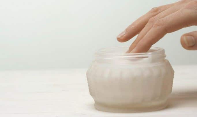 मॉश्चरायझर हे सूर्य प्रकाशात अतिशय संवेदशील असतात. त्यामुळे ते खराब झाले असल्यास सूर्य प्रकाशात ठेवताच त्याचा रंग पिवळा होतो. तेव्हा ब्यूटी प्रोडक्ट हे नेहमी थंड ठिकाणीच ठेवावेत. तसेच तुम्ही कोणतेही स्किन केअर प्रोडक्ट करला, तेव्हा ते एअर टाइट असल्याची खात्री करून घ्या. तसेच ते सूर्य प्रकाश अथवा गरम वातवारणापसून संरक्षित जागी ठेवा.