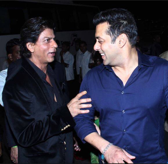 एका मीडिया रिपोर्टनुसार, सलमानच्या 'सुल्तान' या चित्रपटात शाहरूखच्या चाहत्यांना त्याची एक झलक हावी होती. पण काही कारणांमुळे ते शक्य झाले नाही.