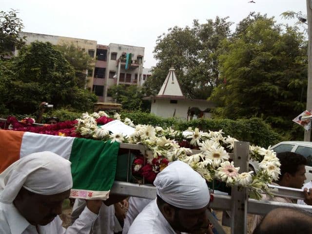 शाहिद यांच्या अंत्ययात्रेवेळी त्यांचे पार्थिव तिरंग्यात लपेटण्यात आले होते.